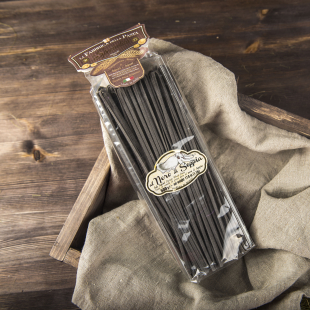 Лингвине с чернилами каракатицы Италия