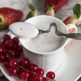 Йогурт клубничный