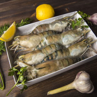 Черная тигровая креветка с головой в панцире с/м 4/6