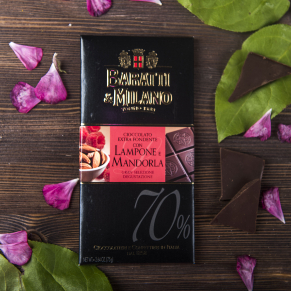 Шоколадная плитка с малиной и миндалем (горький шоколад 70%)